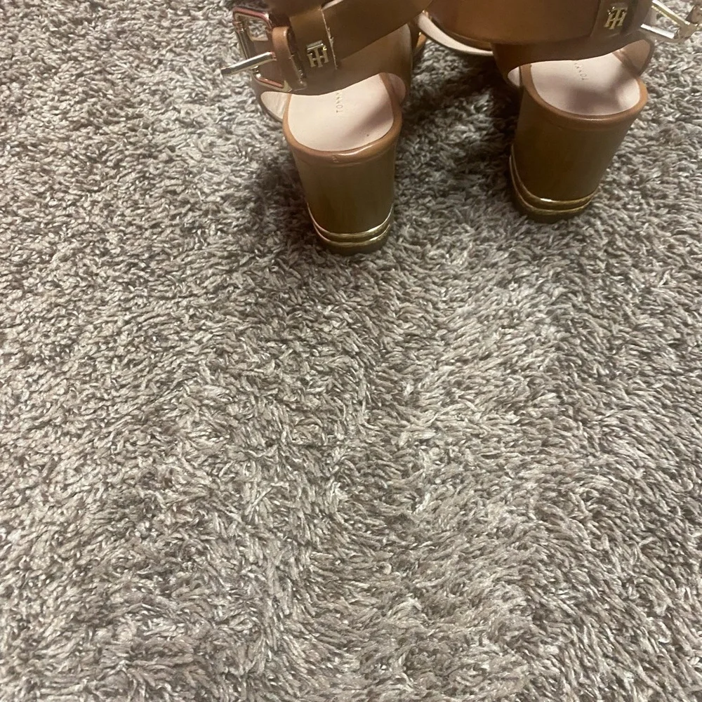 Tommy Hilfiger Women's Gold and Tan Sandals - Picture 3 of 4
